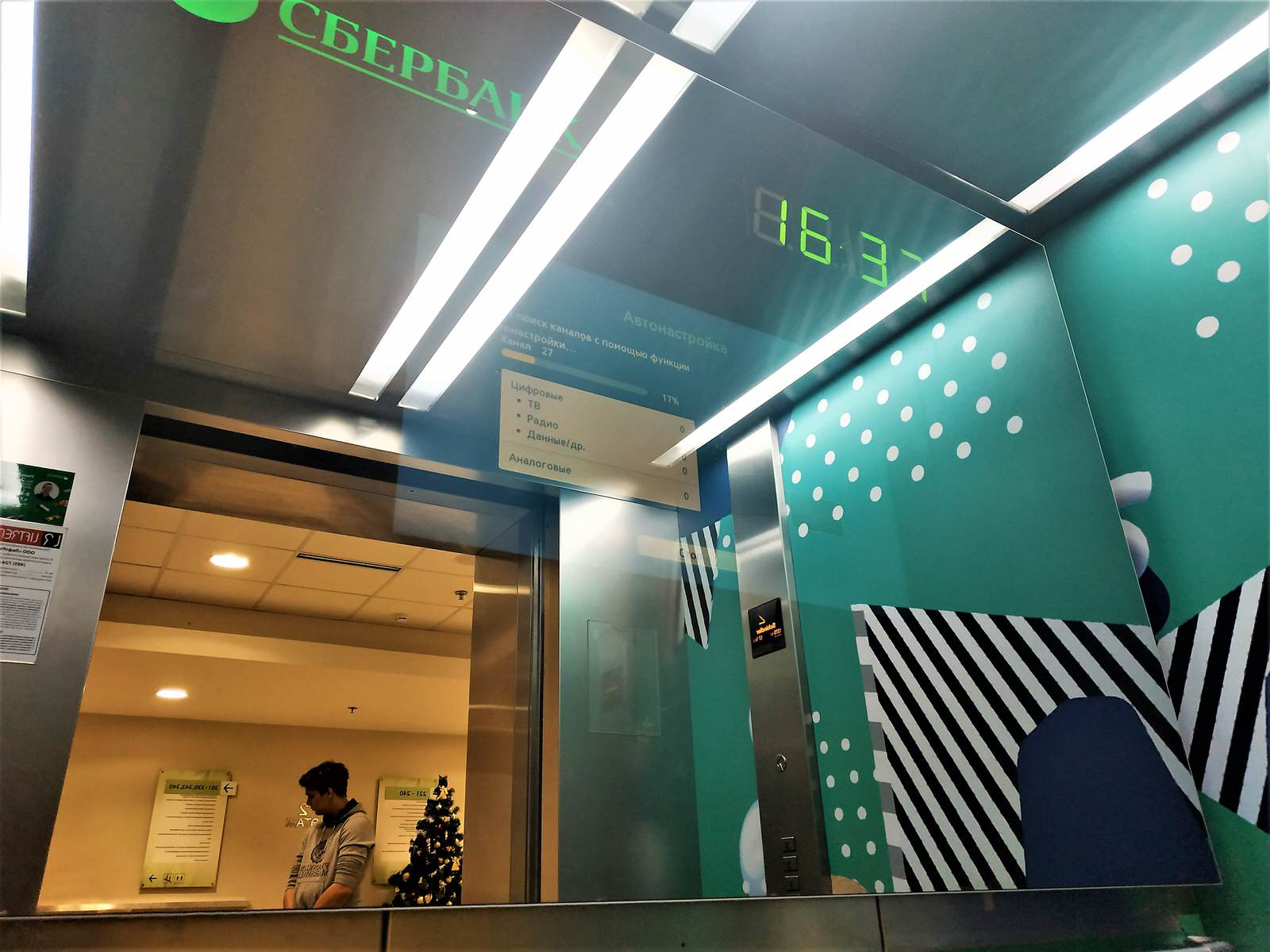 Зеркало телевизор в лифте