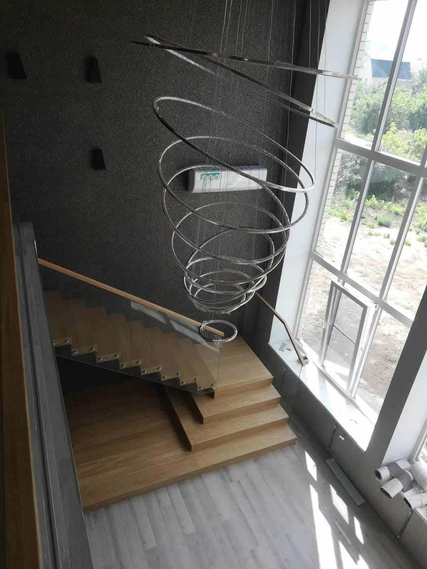 Лестница в доме со вторым светом