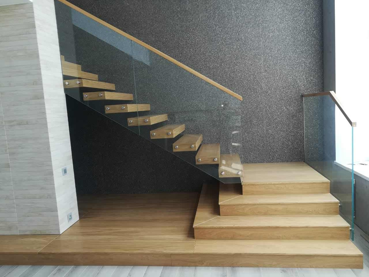 Лестница в доме со вторым светом