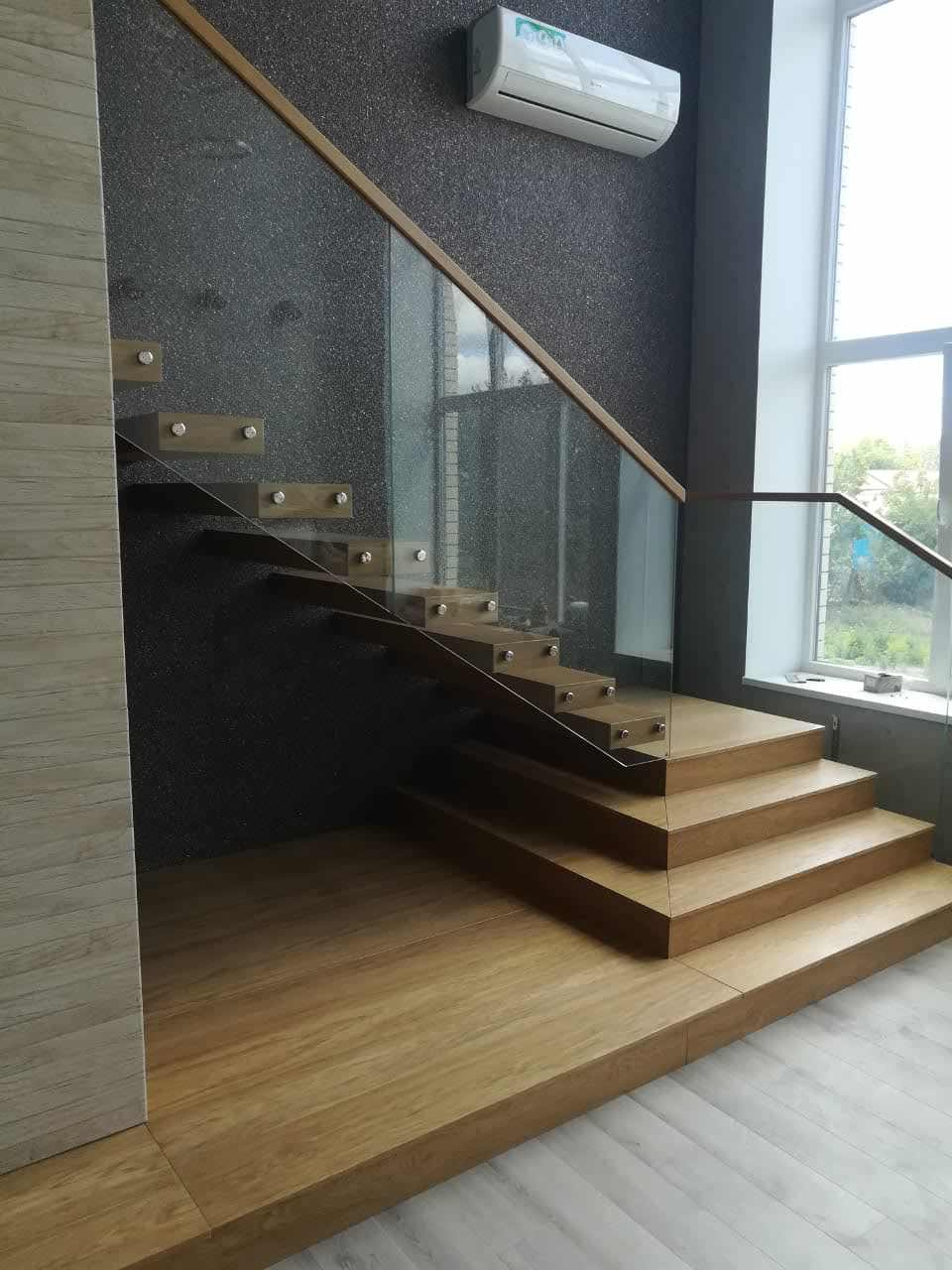 Лестница в доме со вторым светом