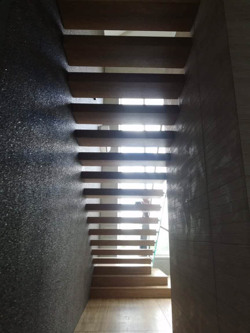 Лестница в доме со вторым светом