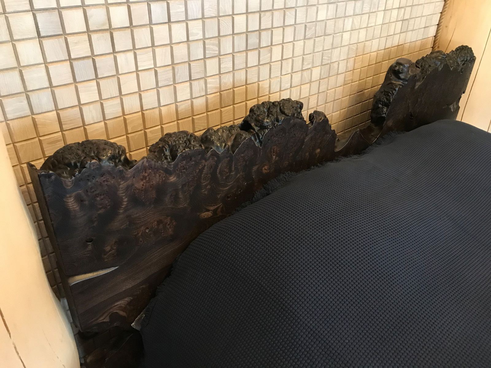 Кровать с изголовьем