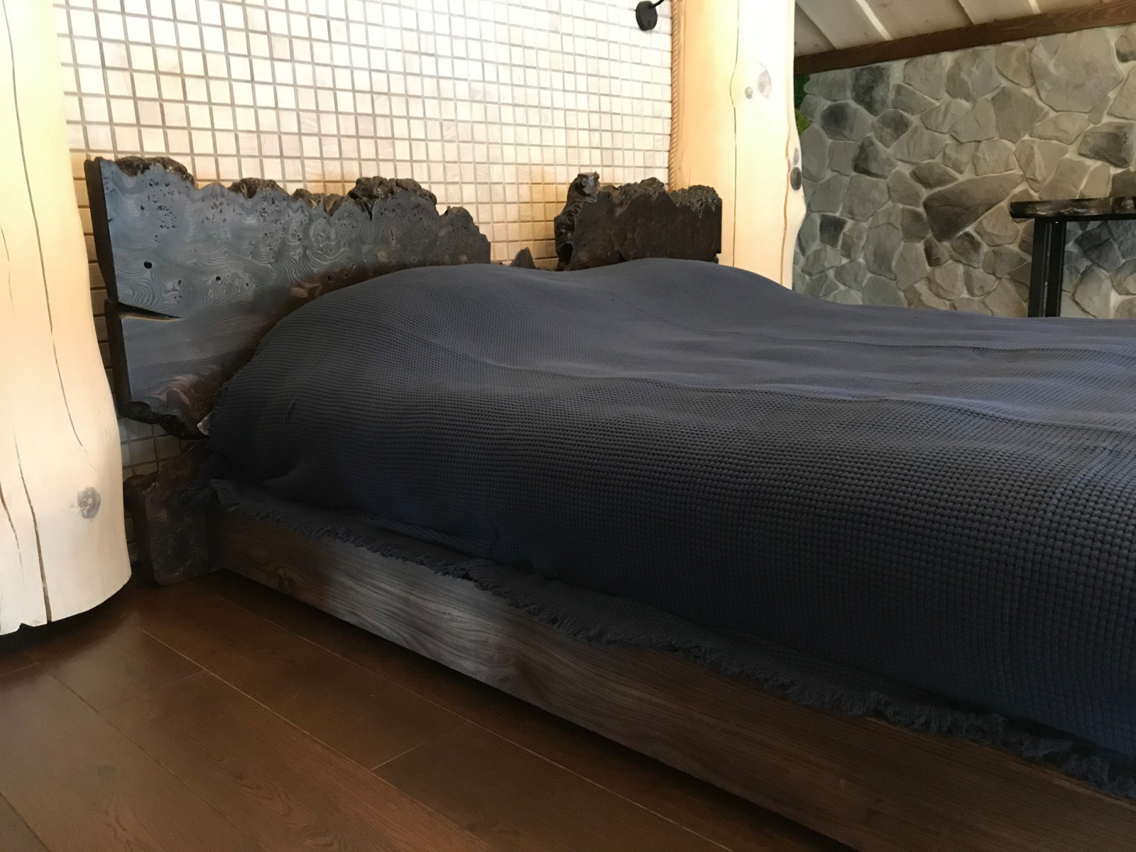 Кровать с изголовьем