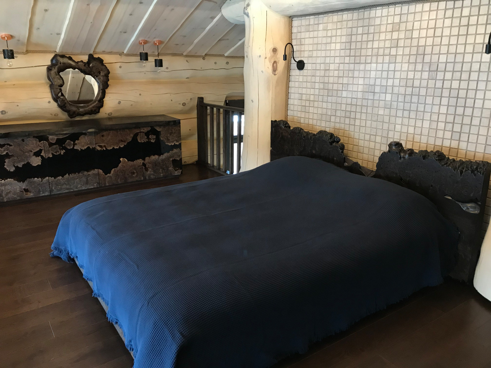 Кровать с изголовьем