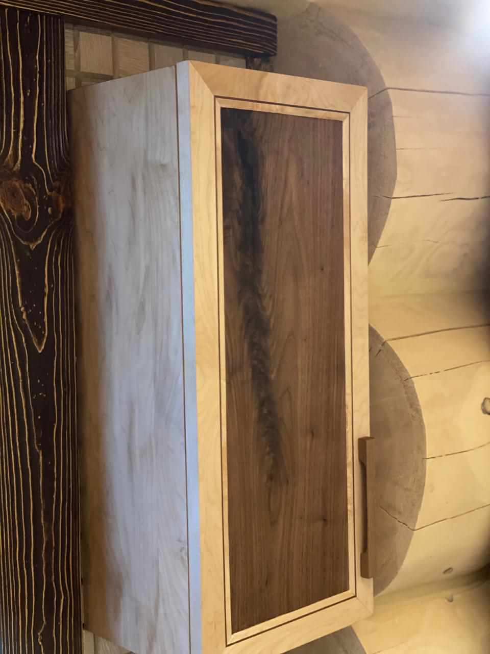Шкафчик из массива дерева