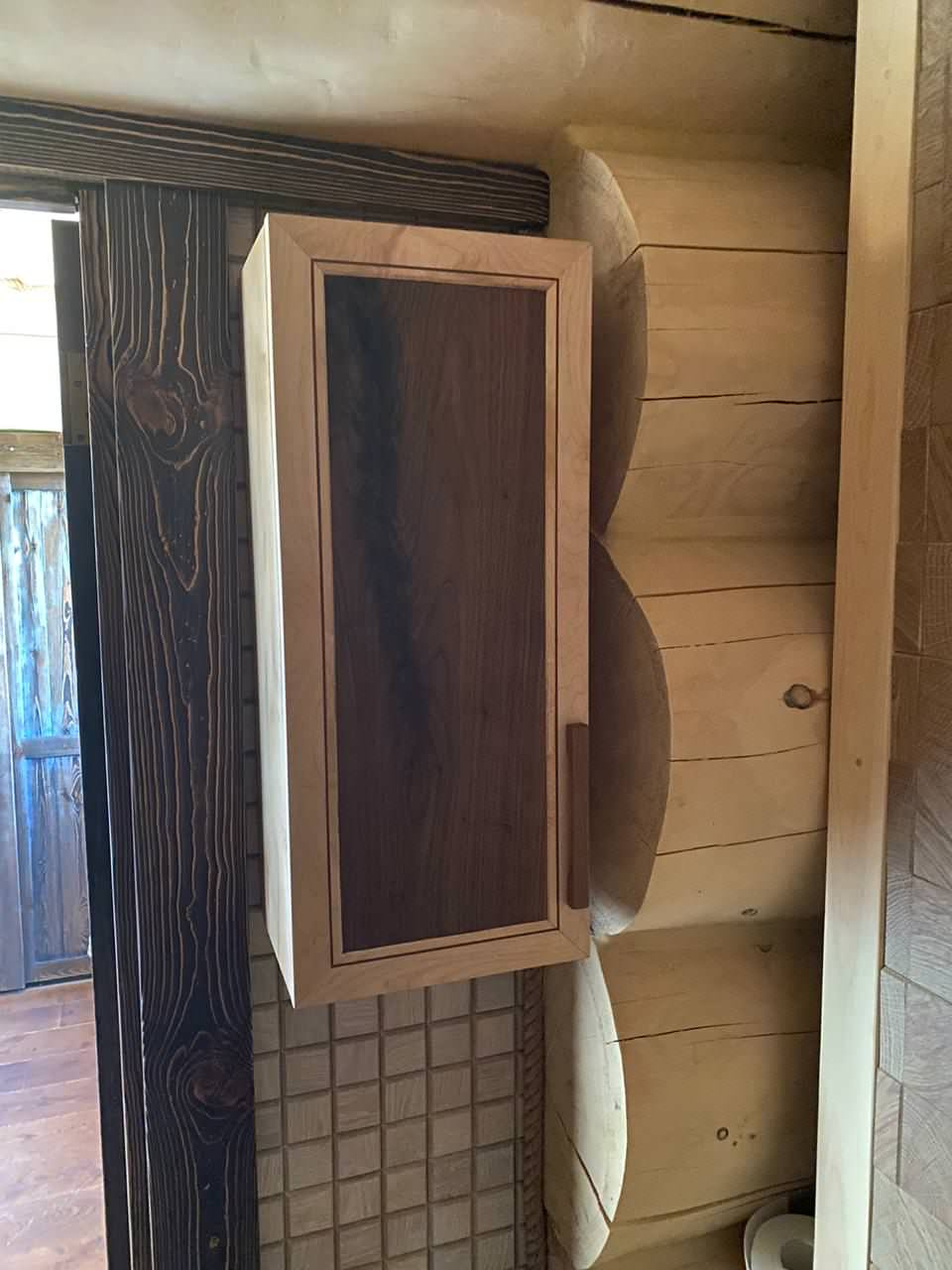Шкафчик из массива дерева