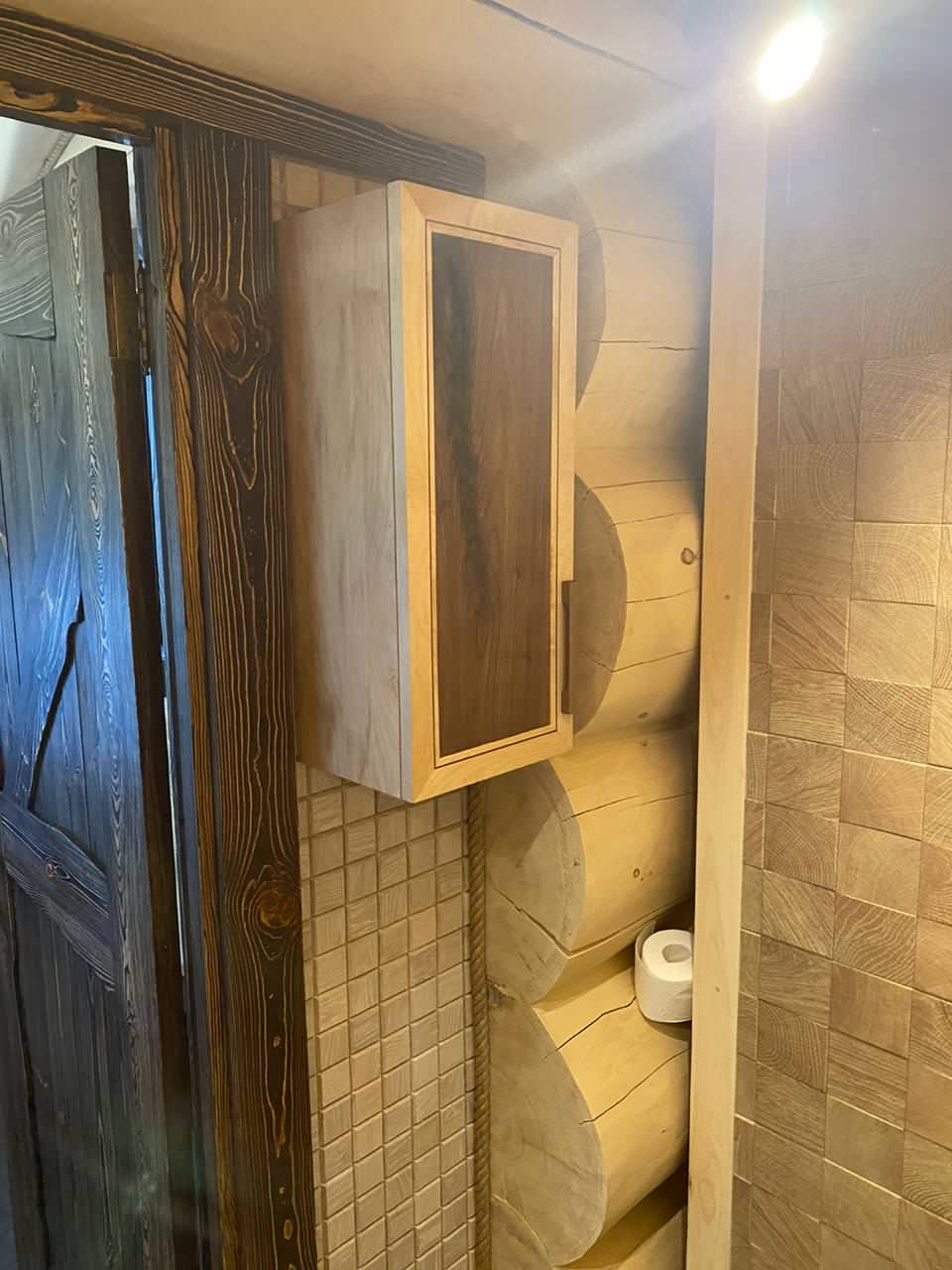 Шкафчик из массива дерева