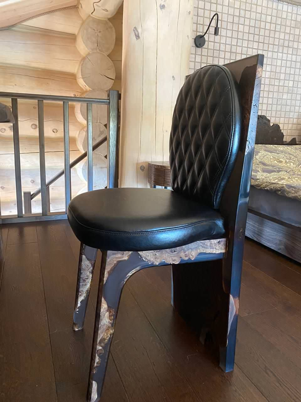 Стул из массива с рекой.