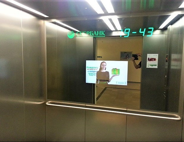 Зеркало телевизор Mirrotech в лифте