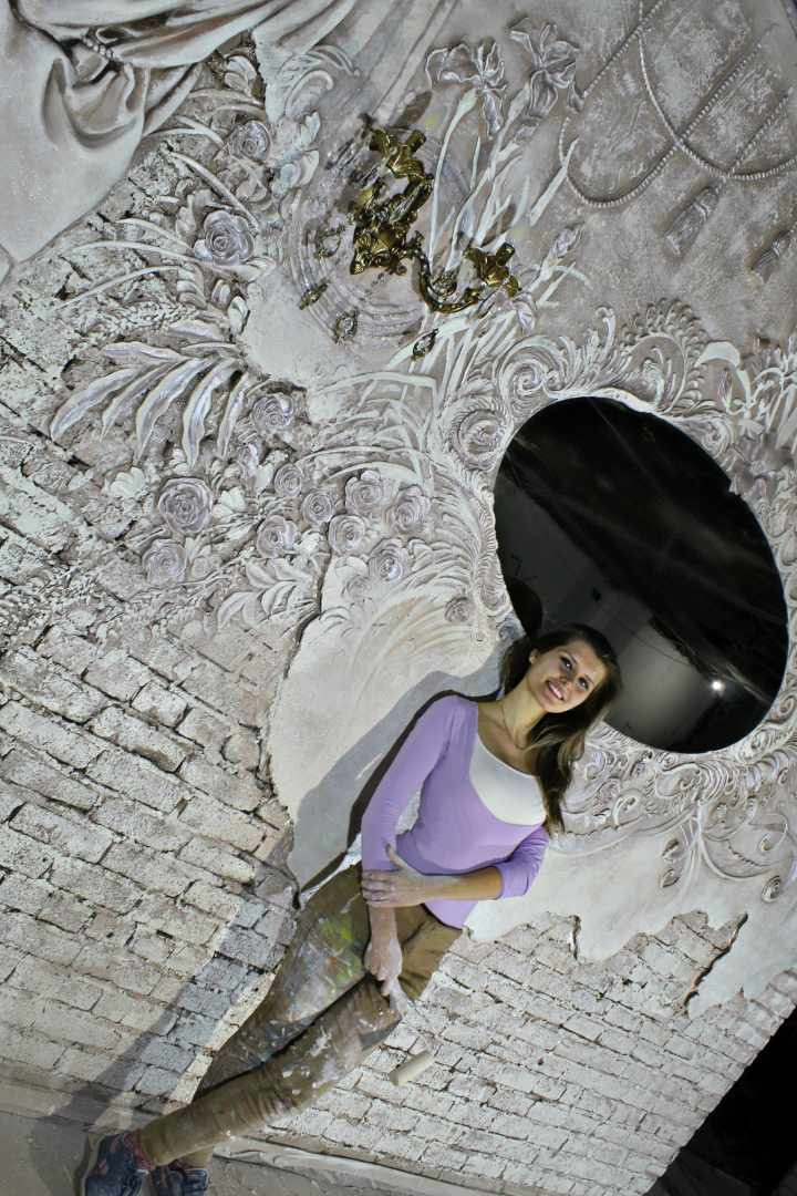 Художественное оформление в стиле старинного замка. Барельеф,роспись стен.