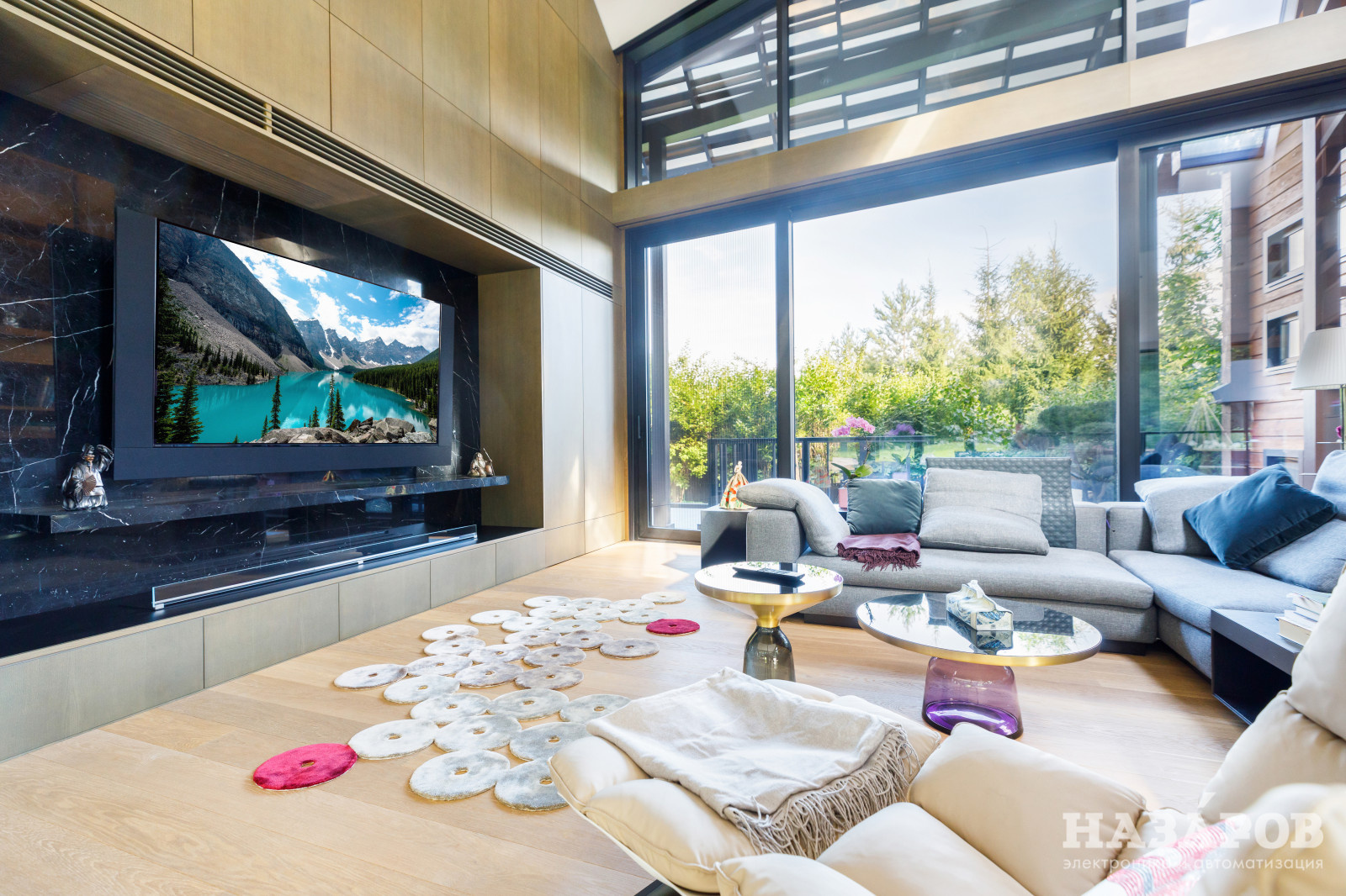 Мощный дизайнерский кинотеатр в интерьере