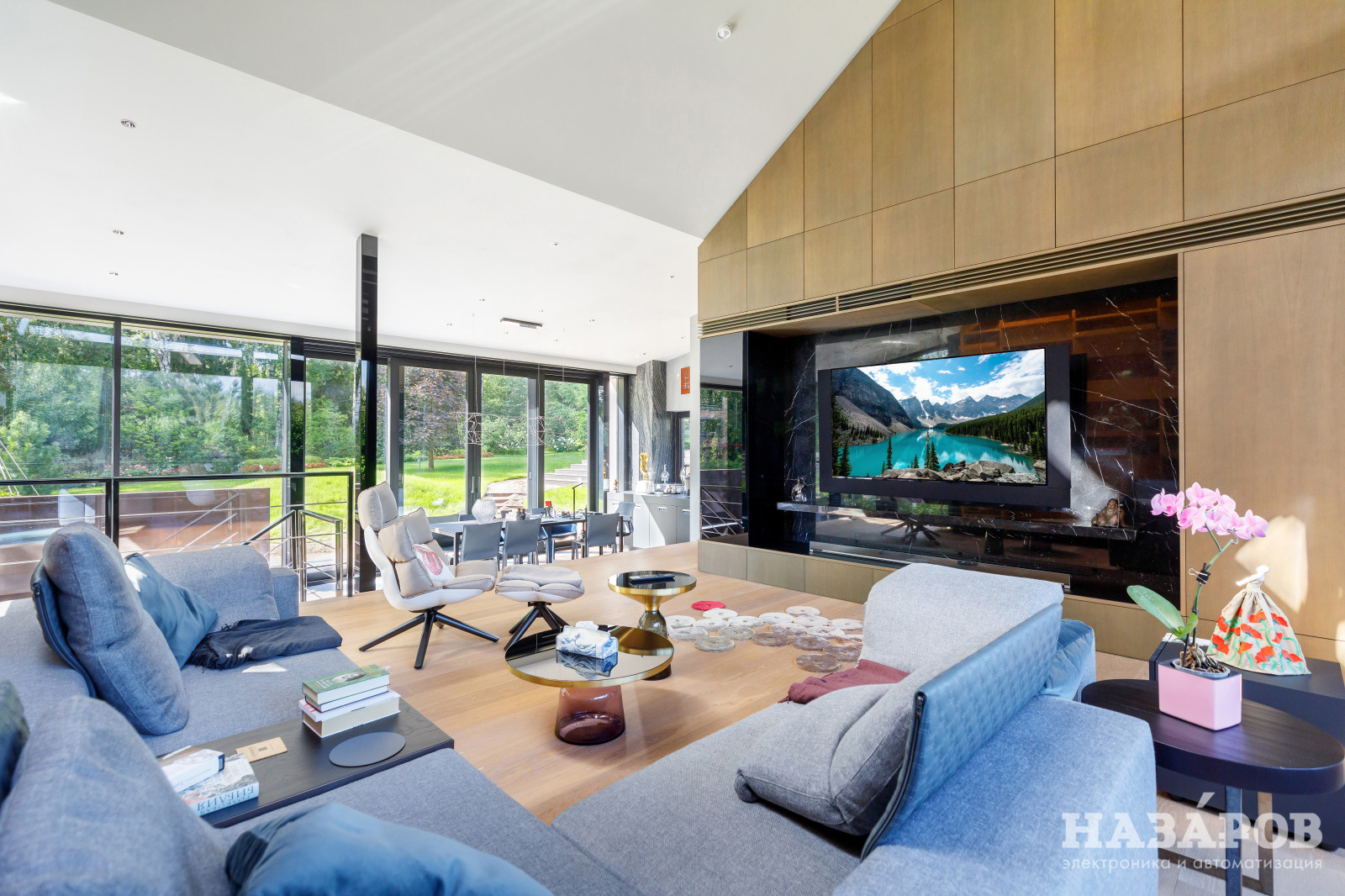 Мощный дизайнерский кинотеатр в интерьере