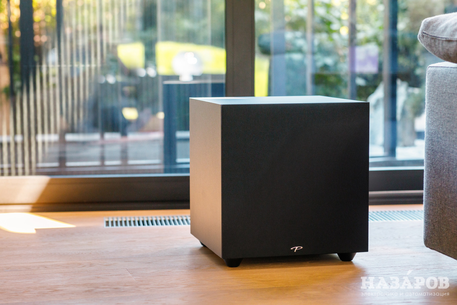 Мощный дизайнерский кинотеатр в интерьере