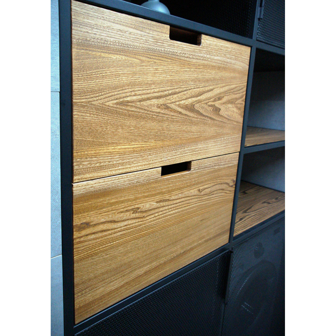 Встроенный шкаф с перфорированными дверцами