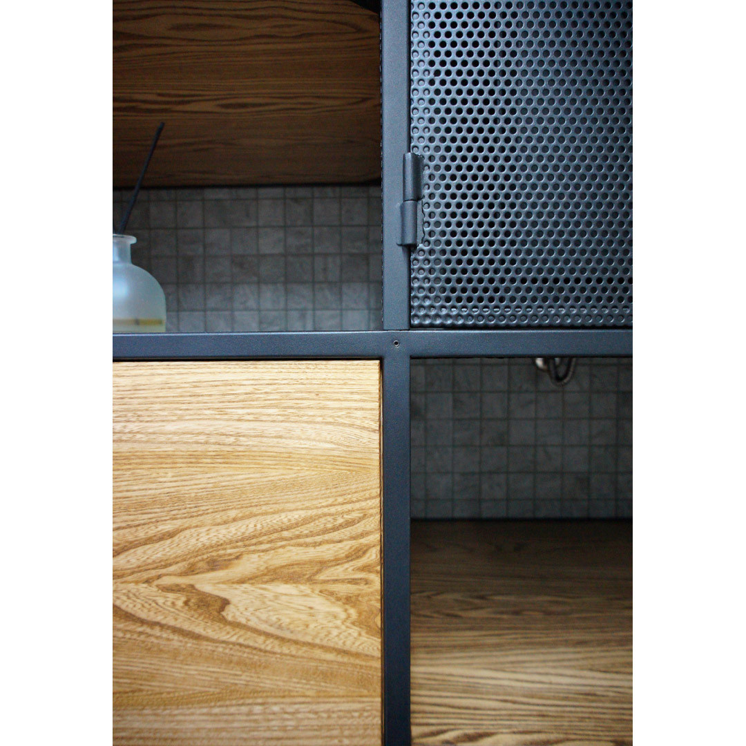 Встроенный шкаф с перфорированными дверцами