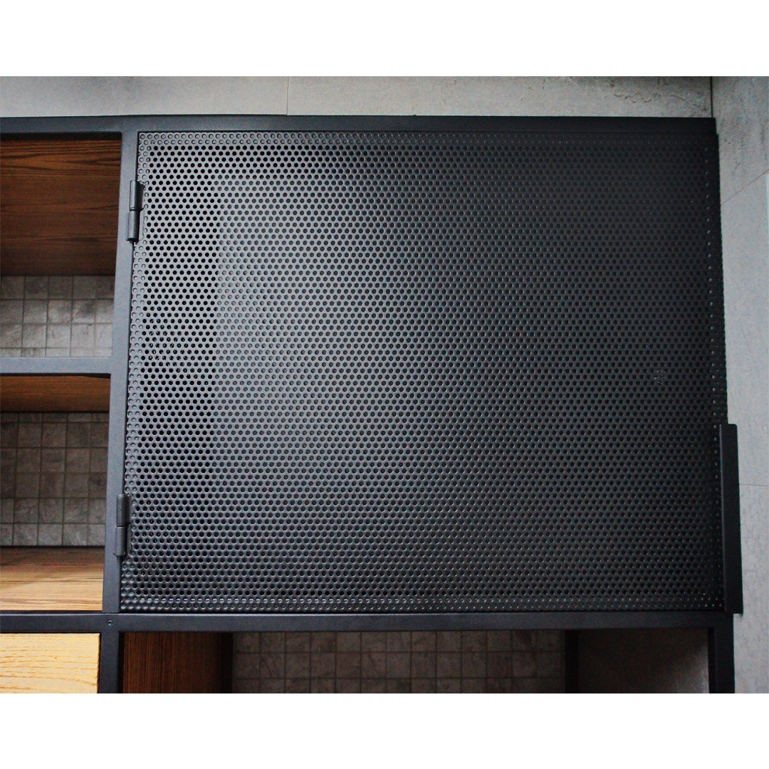 Встроенный шкаф с перфорированными дверцами