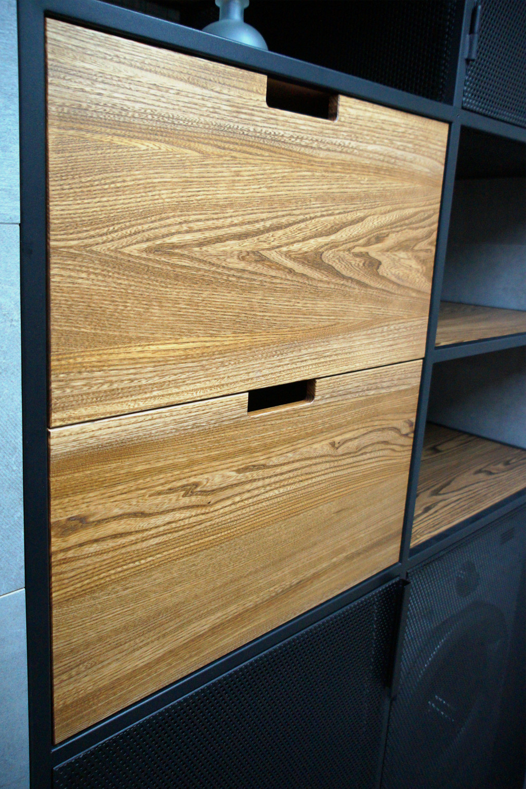 Встроенный шкаф с перфорированными дверцами