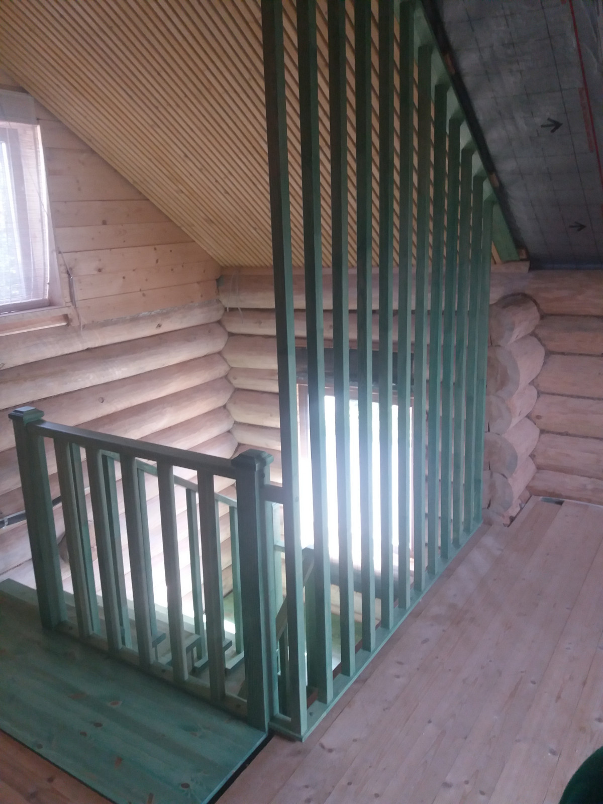 Сосновая лестница с площадкой.