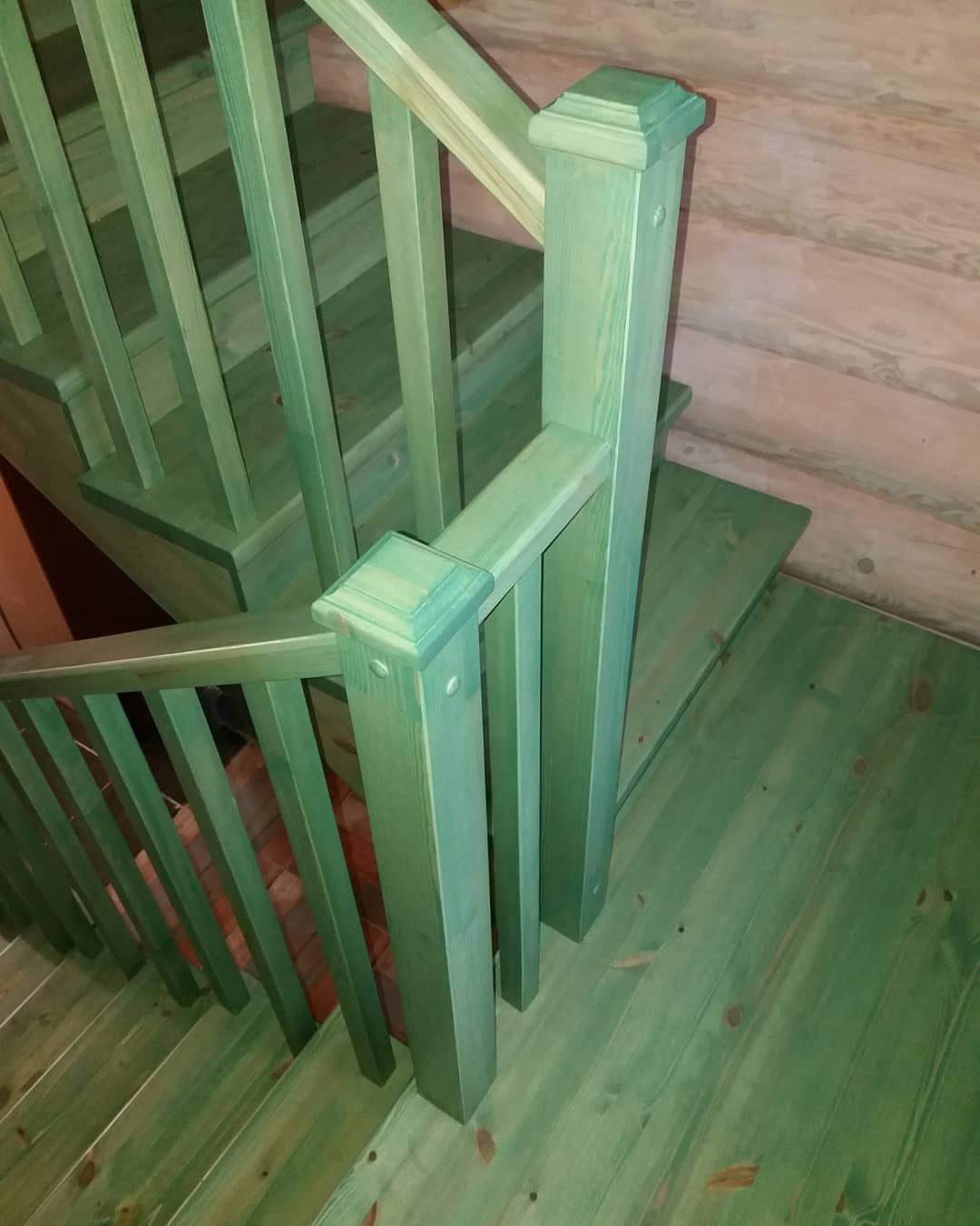 Сосновая лестница с площадкой.