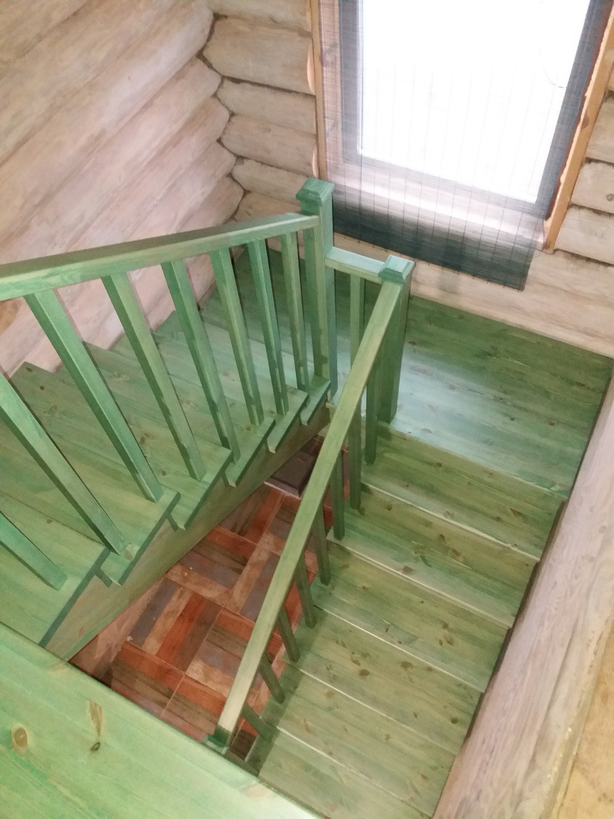 Сосновая лестница с площадкой.