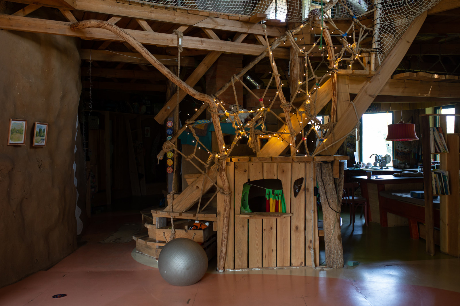 В гостях: Соломенный дом, вдохновленный Зеленой школой на Бали