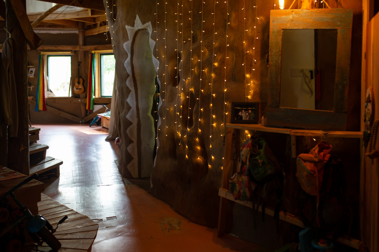 В гостях: Соломенный дом с русской печью