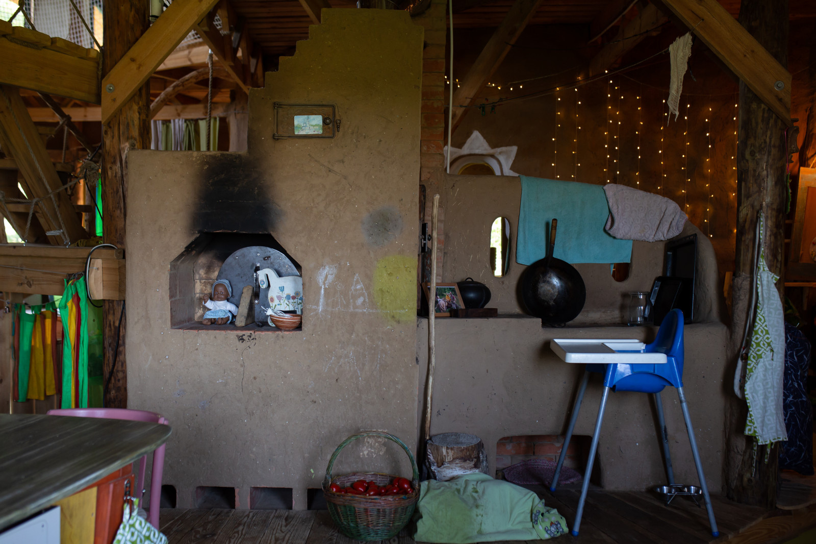 В гостях: Соломенный дом с русской печью