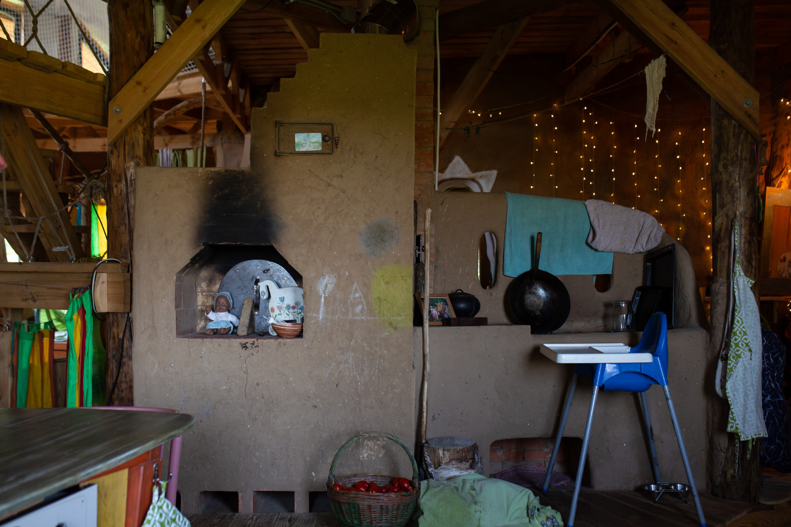 В гостях: Соломенный дом с русской печью