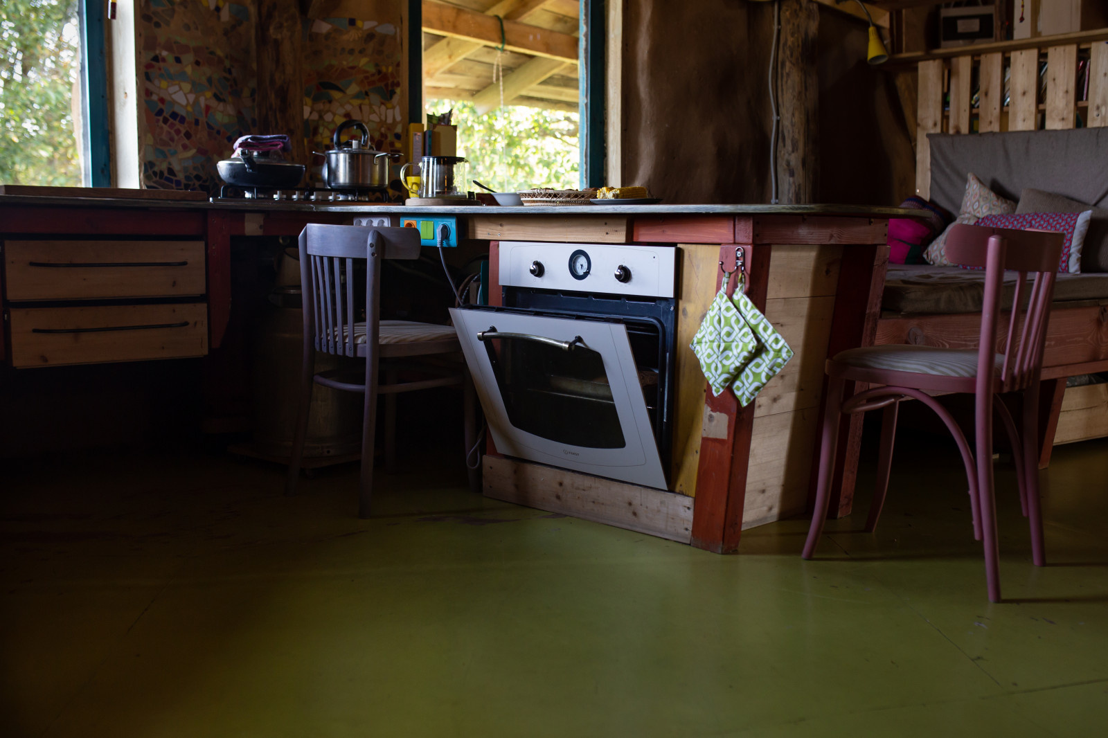 В гостях: Соломенный дом с русской печью