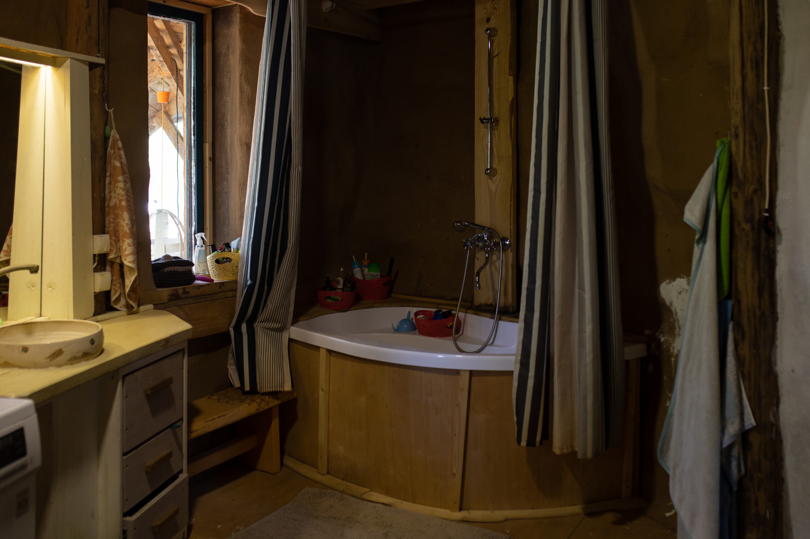 В гостях: Соломенный дом с русской печью