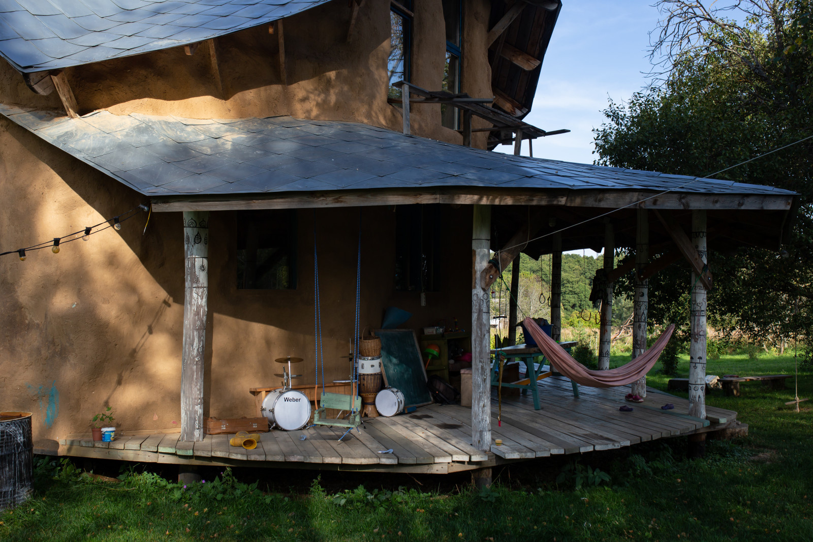 В гостях: Соломенный дом с русской печью