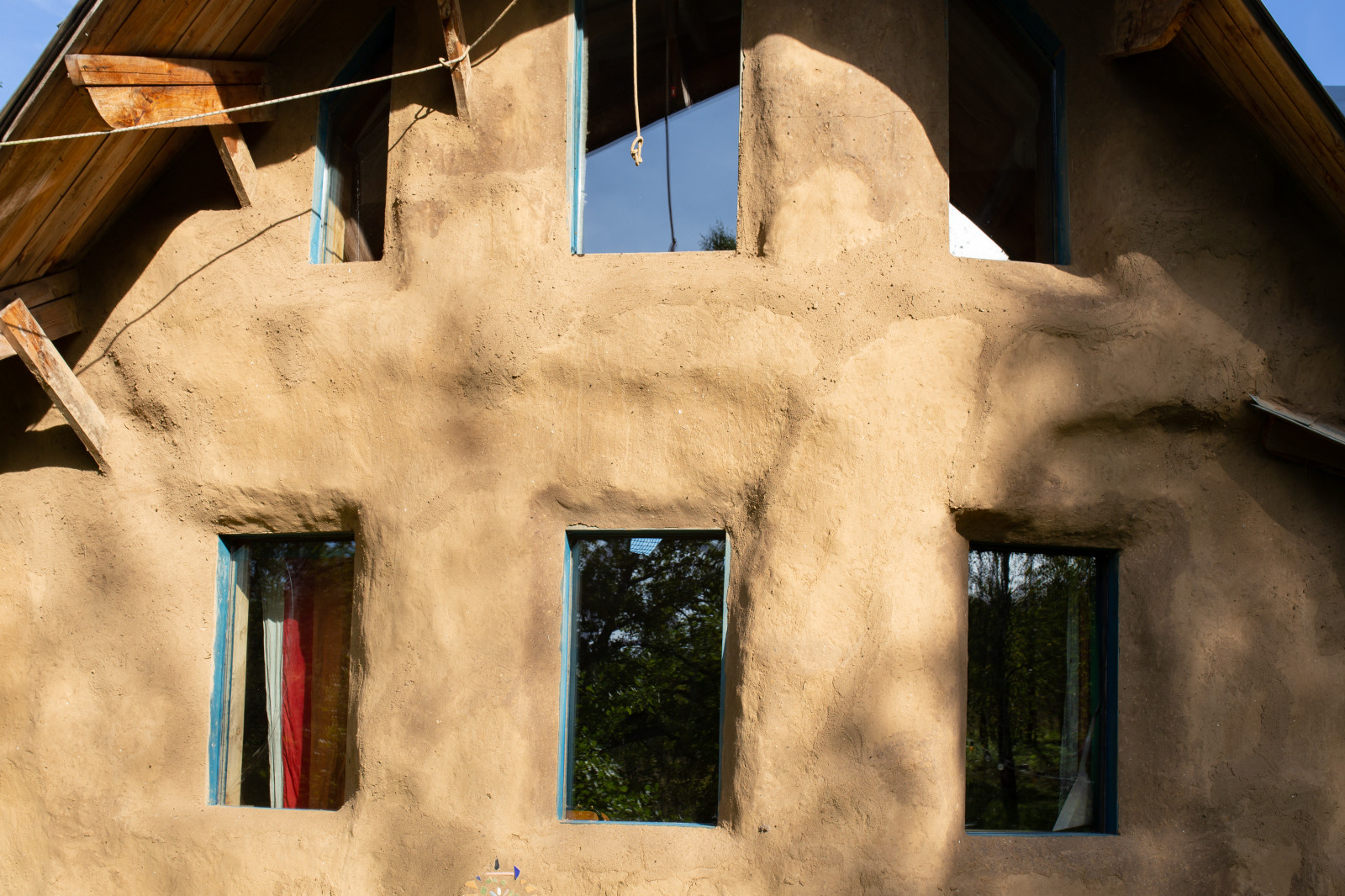 В гостях: Соломенный дом с русской печью