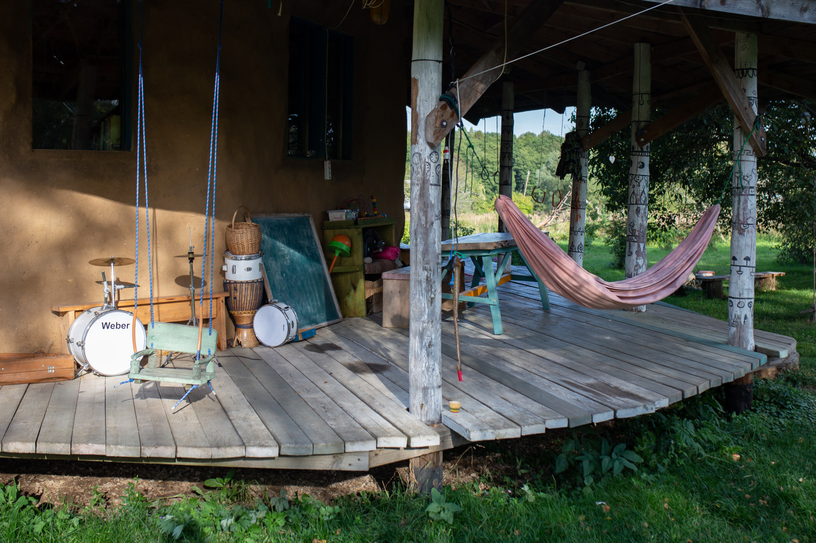 В гостях: Соломенный дом с русской печью