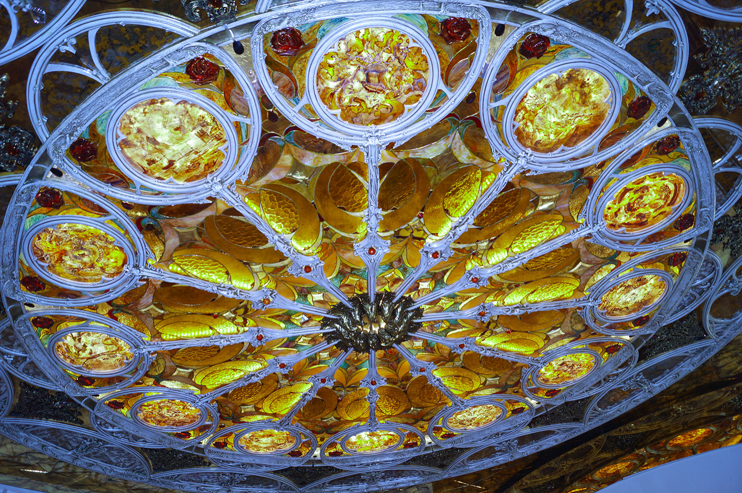 Подвесной витражный потолок и витражные колонны в проекте Алексея Коробки.