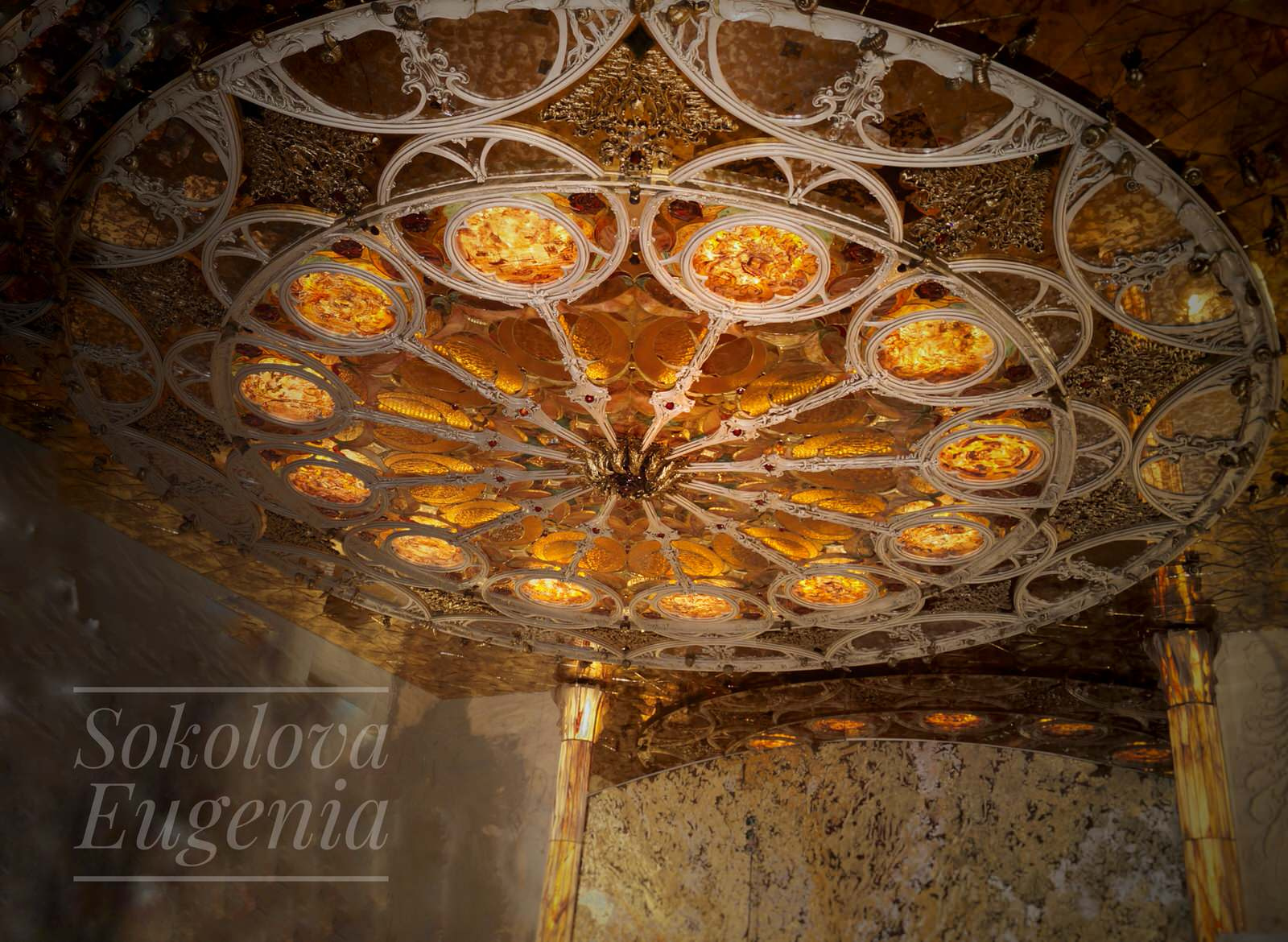 Подвесной витражный потолок и витражные колонны в проекте Алексея Коробки.