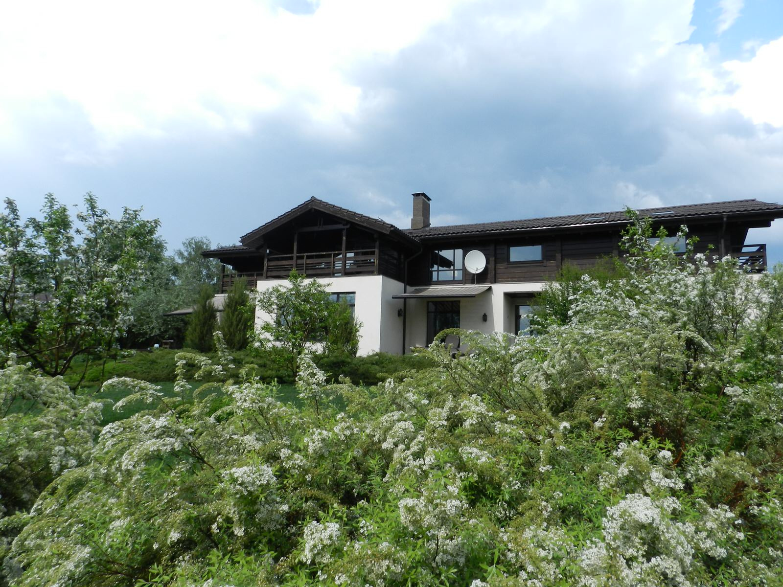 Дом на крутом склоне