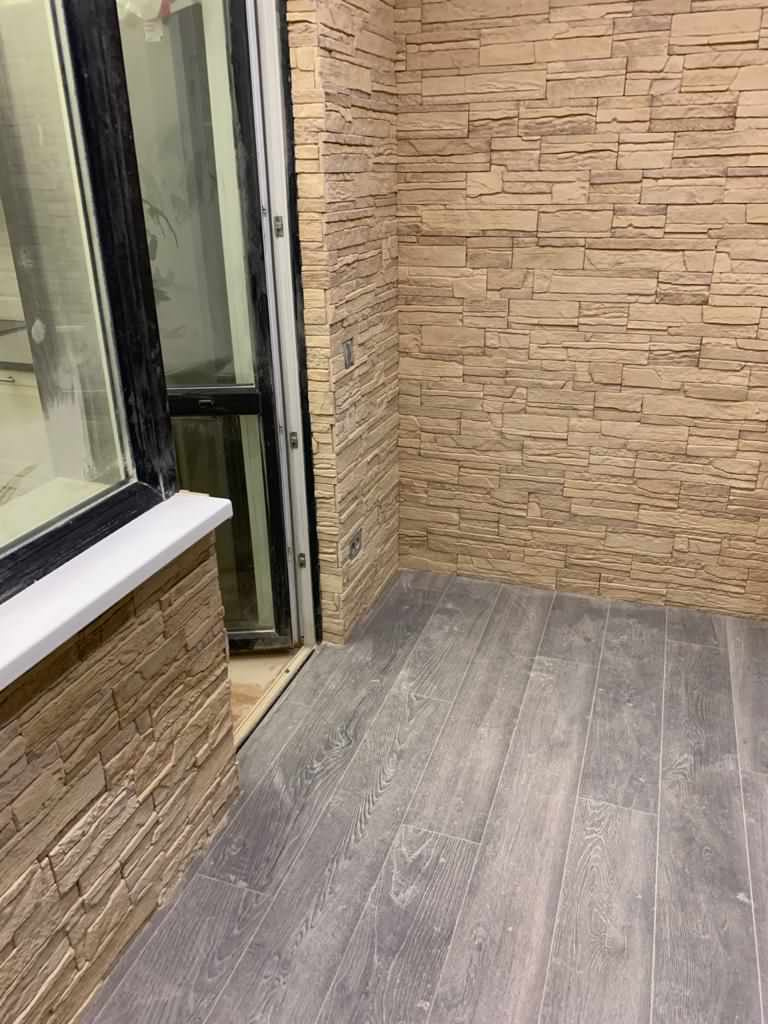 Отделка балкона декоративным камнем