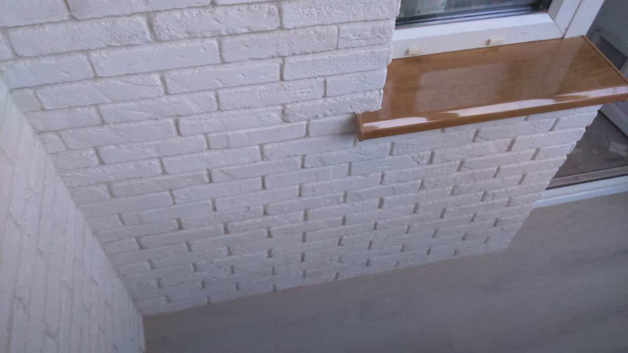 Замена остекления, утепление и отделка балкона декоративным камнем