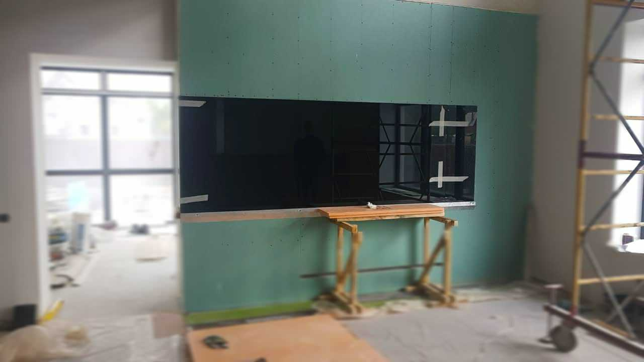 Mirrotech. Телевизор в черном стеклянном панно