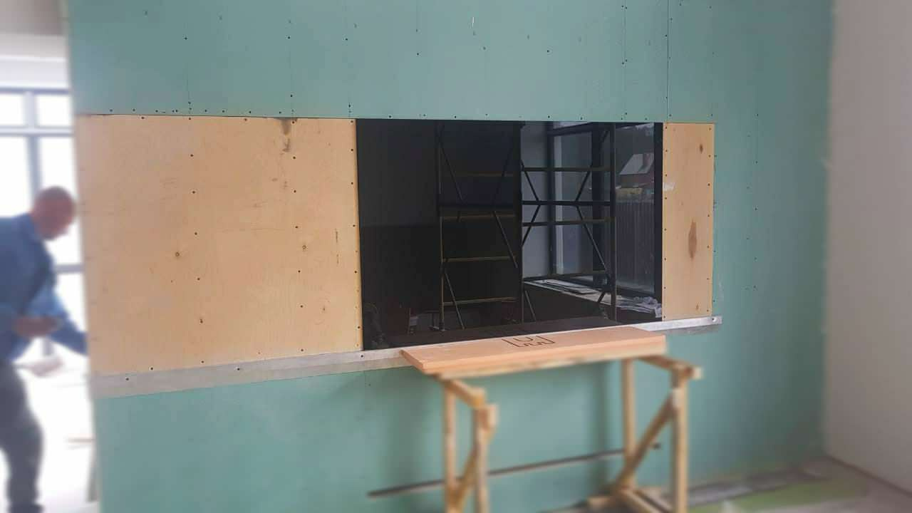 Mirrotech. Телевизор в черном стеклянном панно