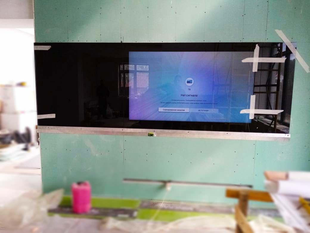 Mirrotech. Телевизор в черном стеклянном панно