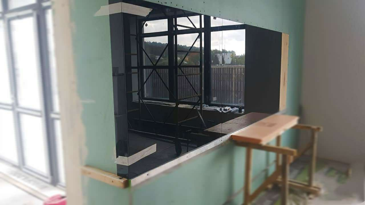 Mirrotech. Телевизор в черном стеклянном панно