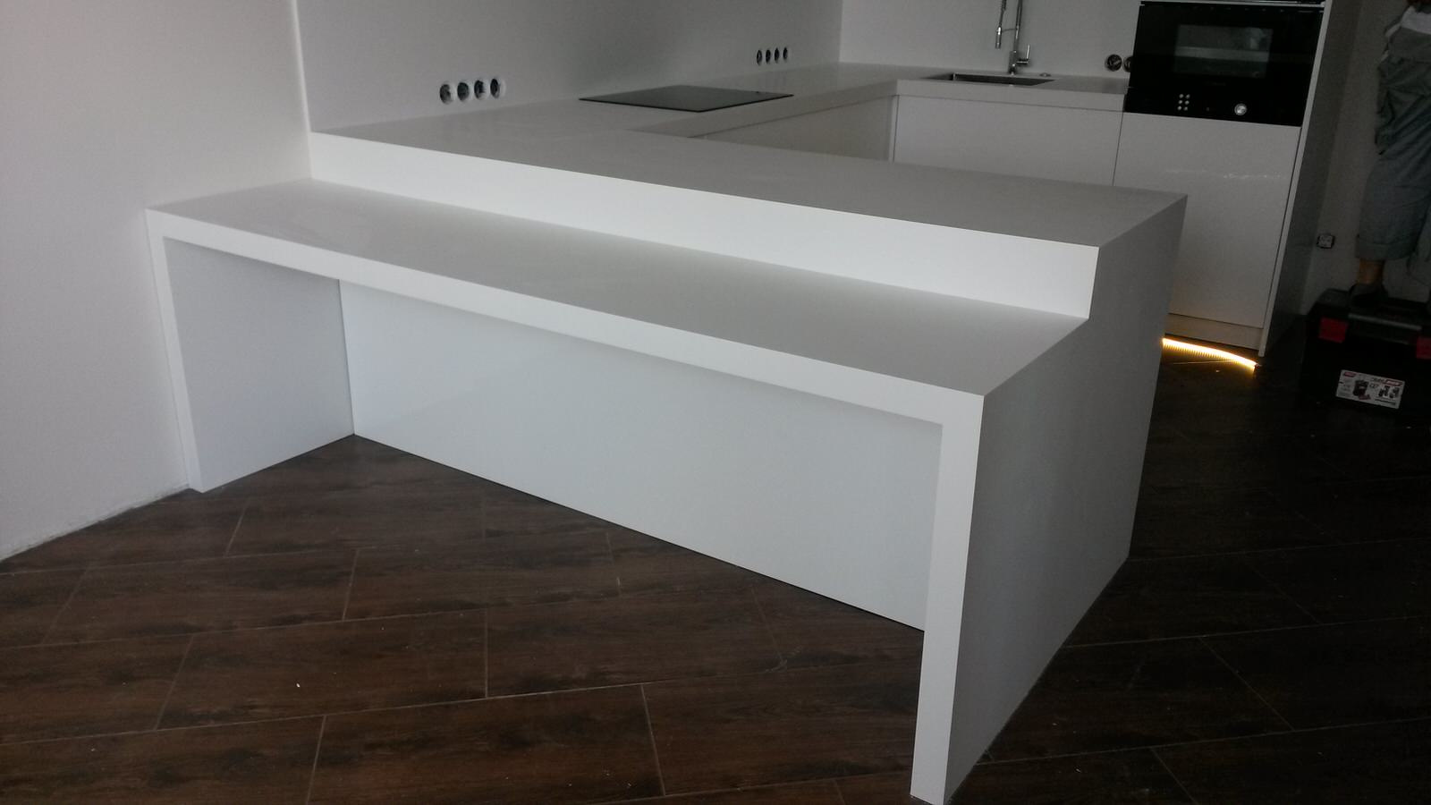 Столешница из искусственного камня белого цвета