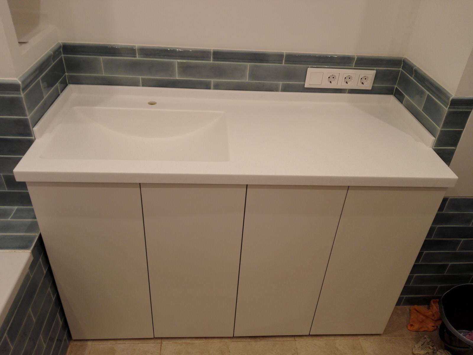 Столешница из искусственного камня белого цвета