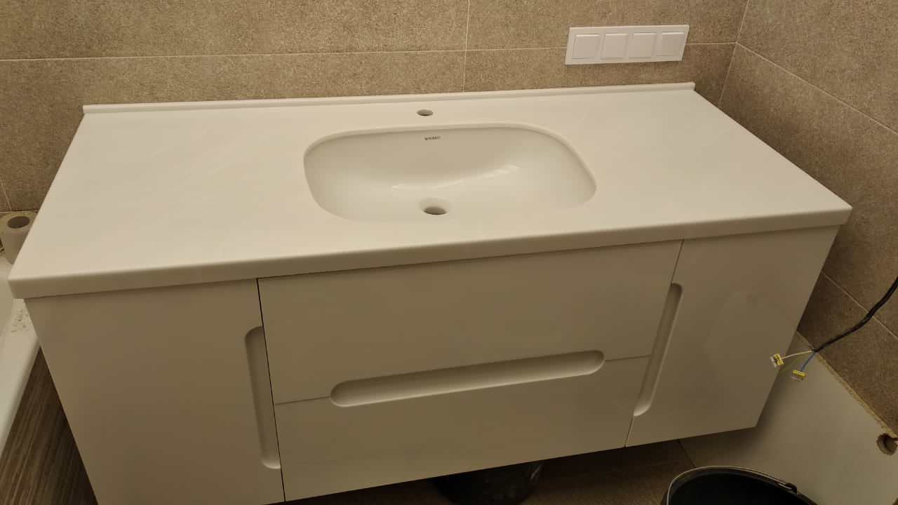 Столешница из искусственного камня белого цвета в ванную