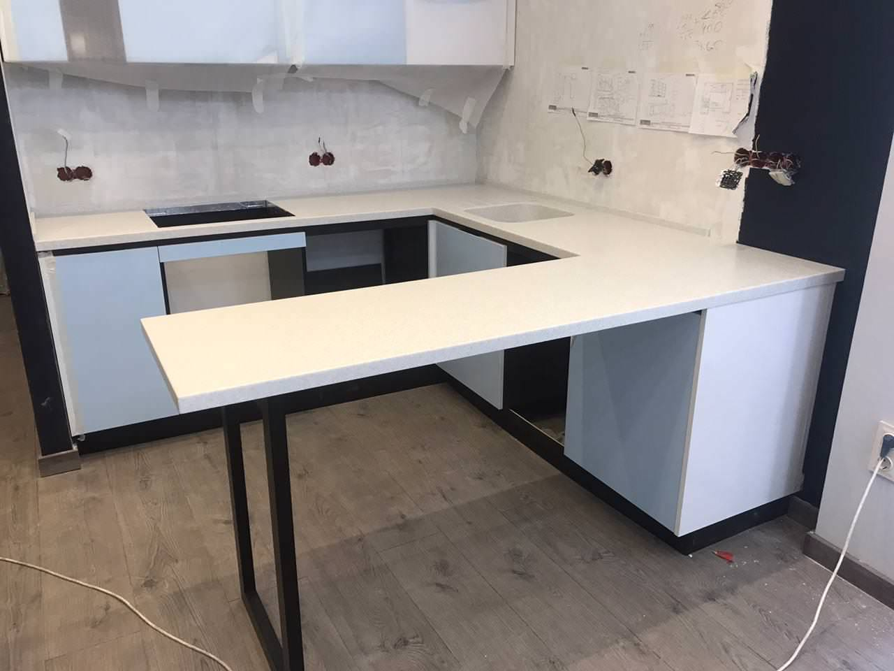 Столешницы из искусственного камня п- образной формы