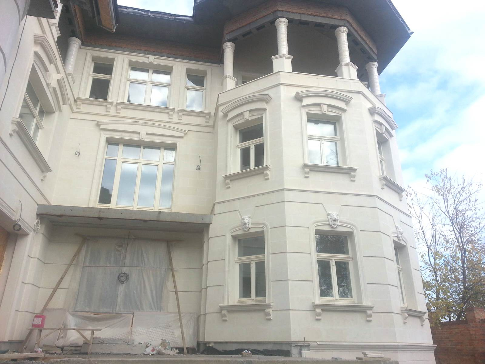 Фасады из инкерманского камня