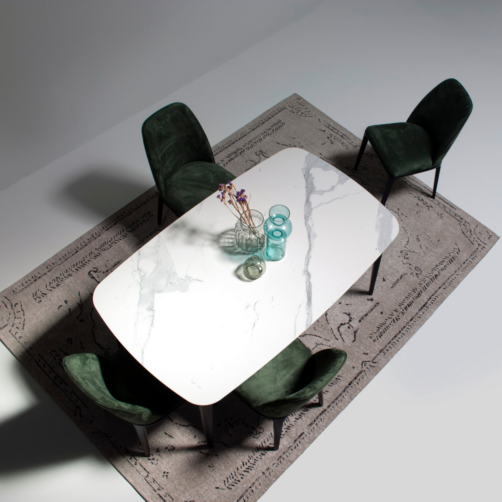 Обеденный стол