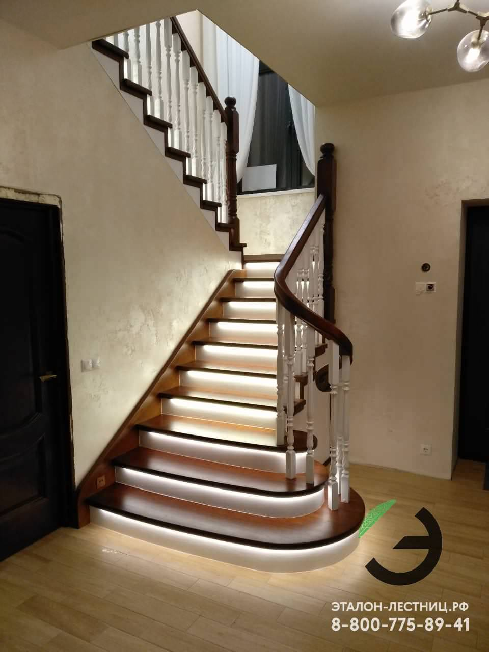 Лестница с подсветкой и гнутым поручнем