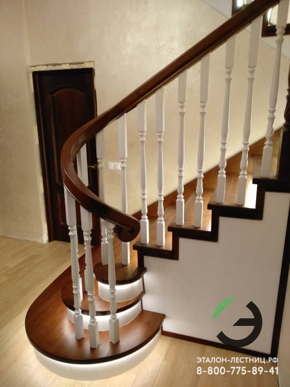Лестница с подсветкой и гнутым поручнем